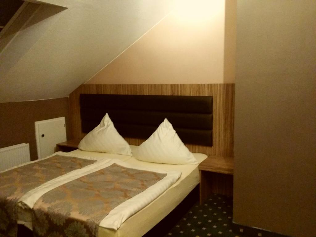 Abant Hotel Frankfurt اوبرتشوسن المظهر الخارجي الصورة
