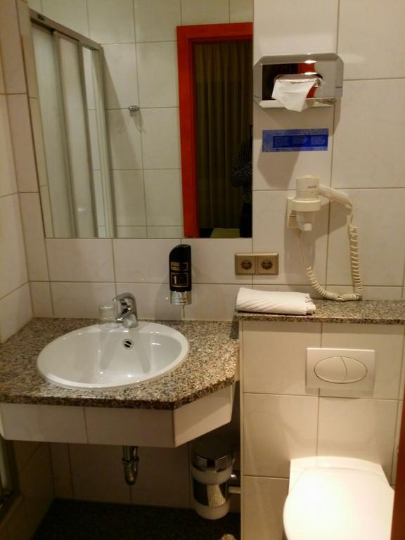 Abant Hotel Frankfurt اوبرتشوسن المظهر الخارجي الصورة